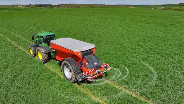 UNIVERSAL PowerPack: talajjavító anyag szórása