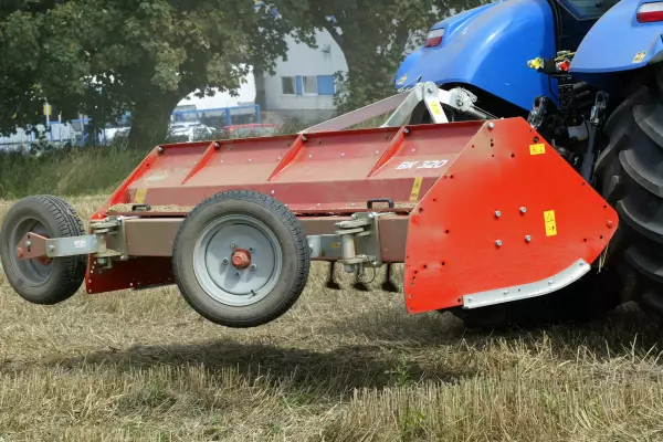 A BK 320 típusú szántóföldi szárzúzó szállítása sem közúton, sem pedig szűk bekötőutakon nem jelent akadályt.