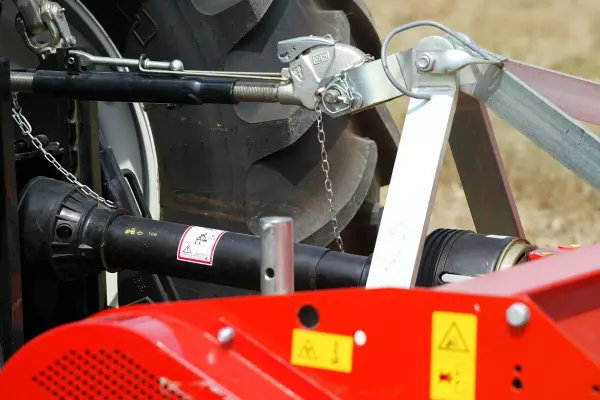 Kengyelvillás kapcsolószerkezet a BK 320-as szárzúzón