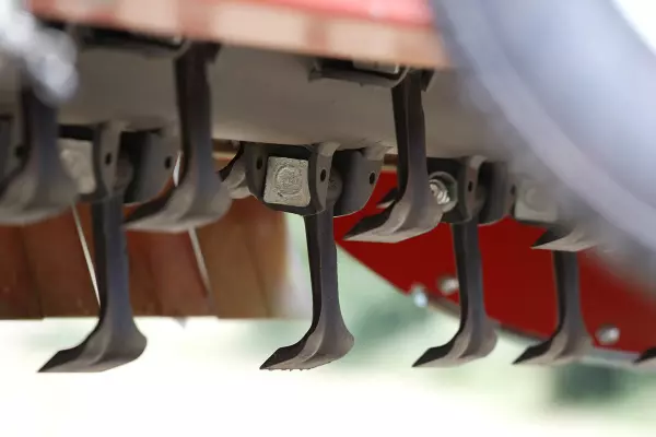 A hátsó burkolat kézi nyitással is könnyű hozzáférést biztosít a BK szárzúzók rotorjához.