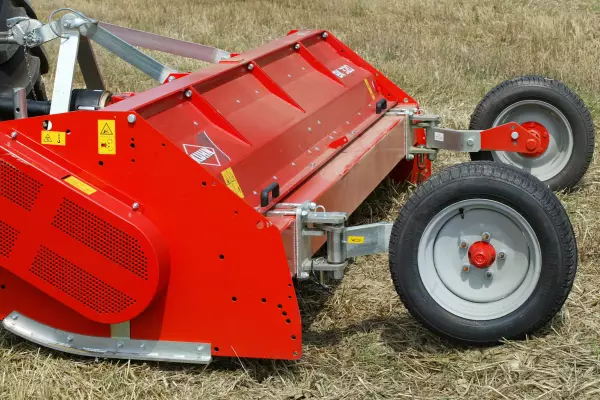 A BK 320 szárzúzó önbeálló kerekei biztosítják a munkamagasságot.