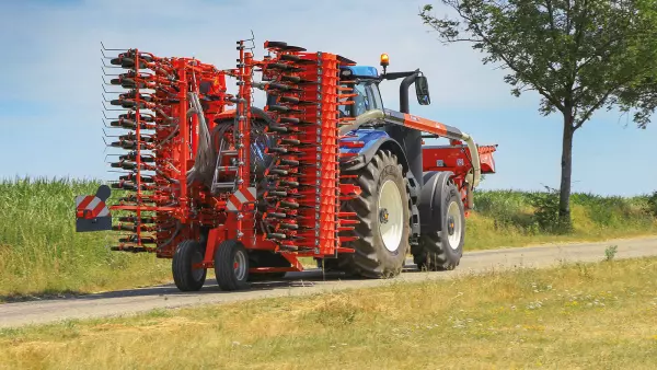 Combiné de semis au transport composé de la herse ortative HR 6040 RCS et de la barre de semis BTFR 6030