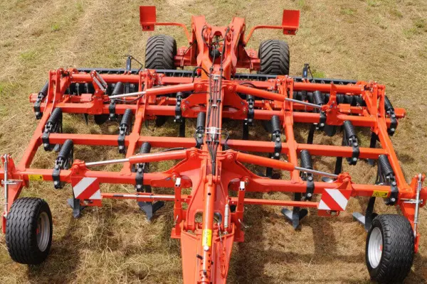 A CULTIMER L a manőverezés megkönnyítése érdekében a traktor függesztőkarjaira csatlakozik