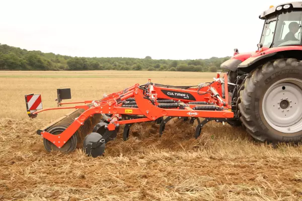 A CULTIMER L 400R egyengető tárcsával is rendelkezik