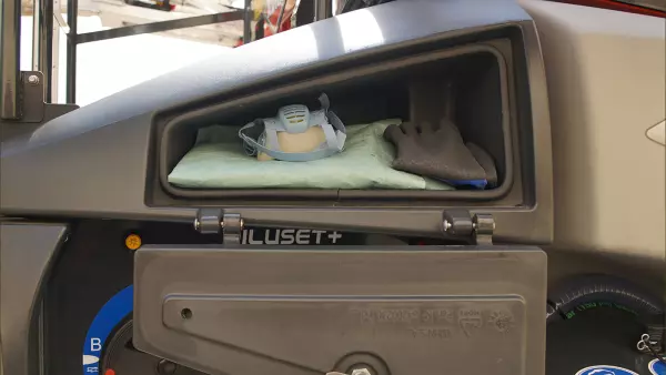 Tárolórekesz az egyéni védőfelszerelések tárolására, a gép bal oldalán