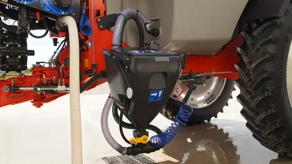 A 35 literes vegyszerbekeverő tartály paralelogramma felfüggesztésen, a tartály kialakításába integrálva