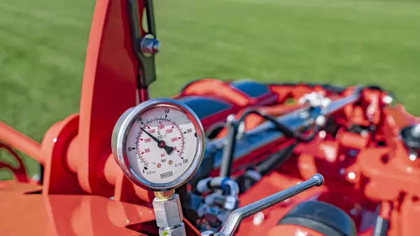 A LIFT-CONTROL felfüggesztéssel és a NON-STOP védelmi rendszerrel a kaszaegység védelmet élvez az akadályokkal szemben.