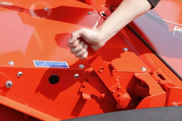 A kaszaegység integrált munkahenger segítségével emelhető ki a táblavégi fordulókban.