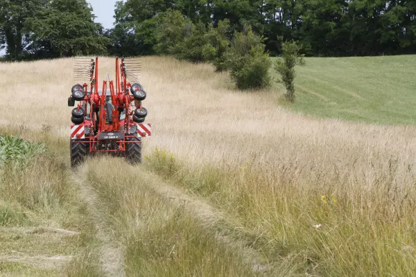 Közúti vonuláskor az egyrotoros gépekkel ellentétben ennél a típusnál nincs szükség a fogtartó karok leszerelésére.