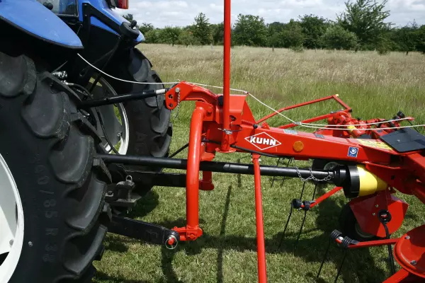 Csuklós függesztőszerkezet az optimális talajfelszín-követés érdekében