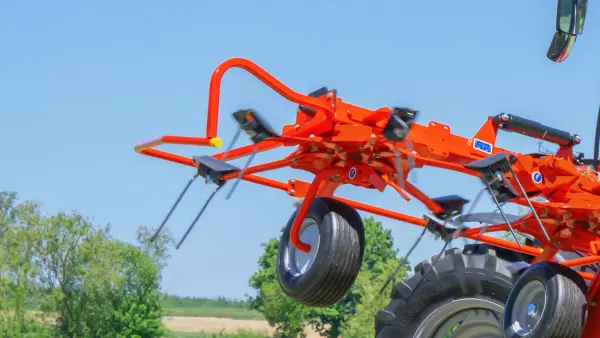 A GF 10803 rendterítő aszimmetrikus fogai az összes terményt felszedik