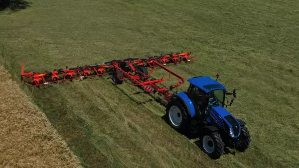 A GF 13003 T rendterítő terményterelő ponyvája megakadályozza, hogy a termény a szomszédos területre szóródjon.