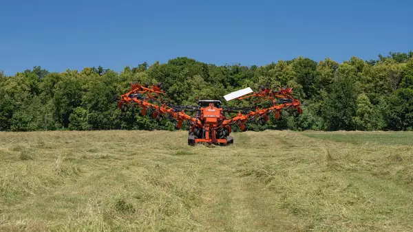 A 15003 T rendterítő összecsukása a vezérlőegység segítségével egyszerűen kivitelezhető.