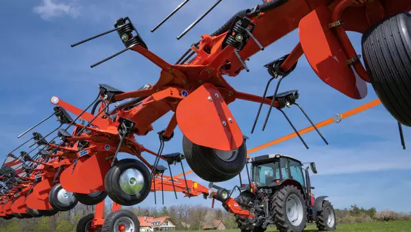 A GF 17003 T rendterítő kerekei terelőlemezekkel vannak felszerelve.