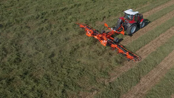 GF 8703 T típusú rendterítő munka közben a táblán