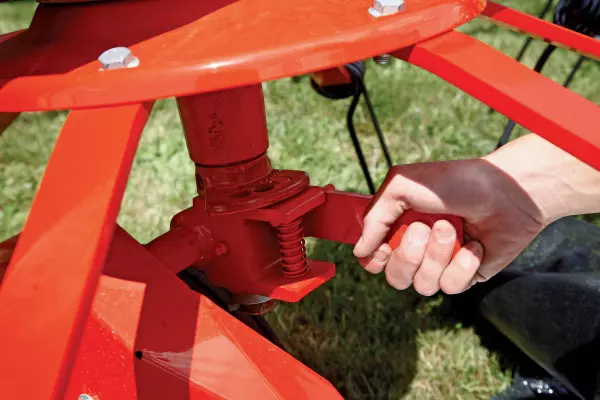 Független oldalra járathatóság a szegélyeken végzett munkához