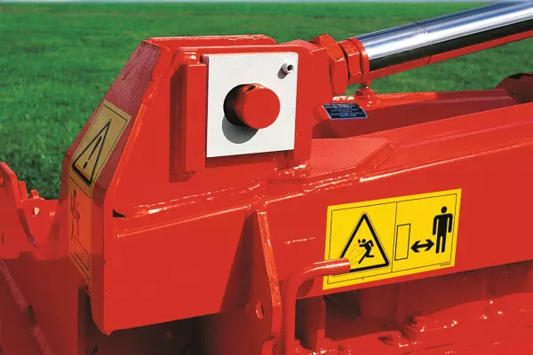 Merev vagy úszó helyzetű működtetésű forgóborona csuklós központi vázkialakítással.