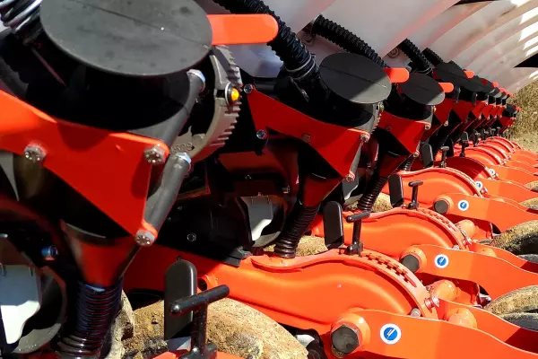 A 120 kg-os csoroszlya-talajnyomás biztosítja, hogy a KOSMA vetőegység a megfelelő mélységben maradjon