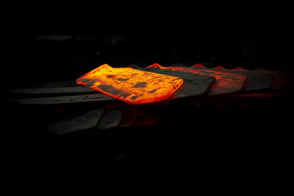 Az eredeti KUHN szántóvasak és orrbetétek kovácsolással és hőkezeléssel készülnek, és élettartamuk 20%-kal nagyobb, mint az utángyártott alkatrészeknek.