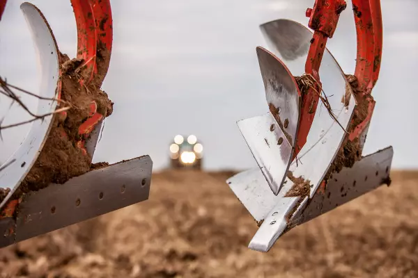 Az eltérő rétegvastagságú TRIPLEX anyag hosszabb élettartamot garantál ekéje kormánylemezének.