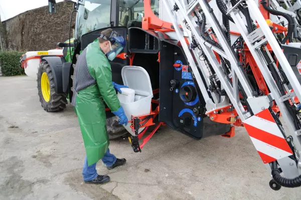 Amikor a DELTIS 2 vagy ALTIS 2 permetezőgépekhez kapcsoltan használják, akkor a PF egység feltöltése a hátsó gépről történik.