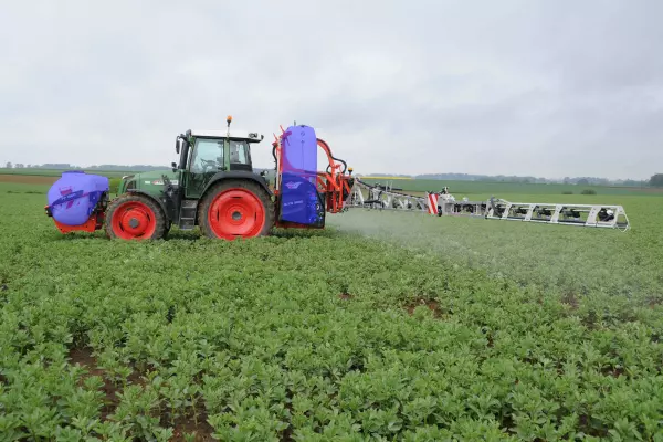 Egyszerű, fülkéből elhelyezett gombbal történő tartálykezelés