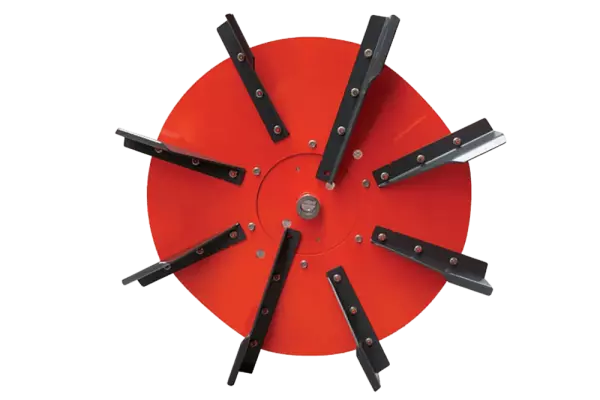 A KUHN PRIMOR 2060 M félig függesztett szalmafúvó és takarmánykiosztó berendezésnek köszönhetően egyenletesen terített szalmatömeg, és megelégedett állatállomány. 