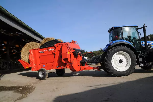 Tous formats de balles avec la Pailleuse Hacheuse Distributrice KUHN PRIMOR 4260 M CUT CONTROL