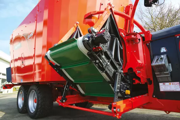 A FLEXILIFT szállítószalag lehajtva, becsúszik a PROFILE CL takarmánykeverő-kiosztó kocsi vázszerkezete alá.