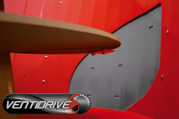 A VENTIDRIVE szalma-ajtónyílás szabadalmaztatott, aszimmetrikus formája fokozza a PROFIL PLUS típusok szalmaszívási és kifúvási teljesítményét.