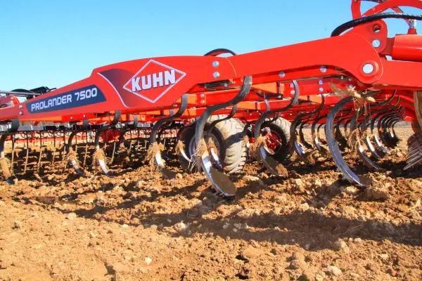 A PROLANDER nagy szabad vázmagassága megkönnyíti a szármaradvány-mennyiség melletti munkát.