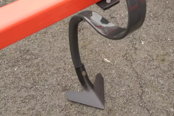 A PROLANDER tarlóművelő kultivátor „S” alakú rezgő kapaszárai.