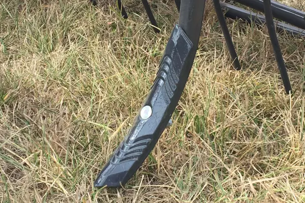 A megfordítható egyenes művelőszerszám a PROLANDER „S”-alakú kapaszáraira van felfogatva.