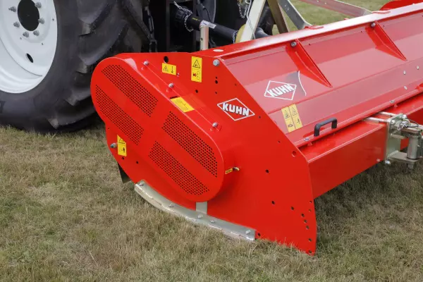 Az RM 320 szárzúzó hátsó burkolata manuálisan nyitható, így könnyű hozzáférést biztosít a rotorhoz késcsere esetén.