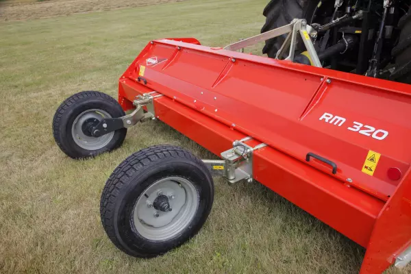 A zúzásmagasság állítására szolgáló önbeálló kerekek az RM szárzúzóknál