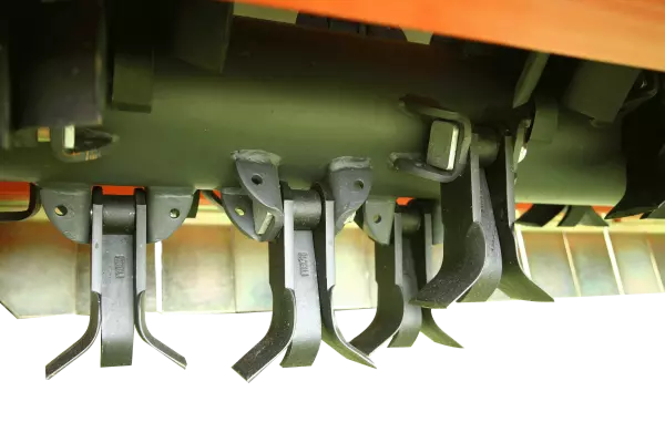 Y-kések az RM 610 típusú szárzúzón, minden típusú szármaradványhoz