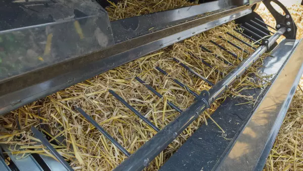 A KUHN POWER FEED adagolóhenger egy hajtott terményleszorító henger, amely elősegíti az egyenletes terménybeáramlást