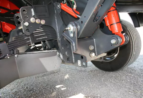 A KUHN SPW Intense önjáró takarmánykeverő-kiosztó kocsik teljes eszében rugózott felfüggesztéssel rendelkeznek.