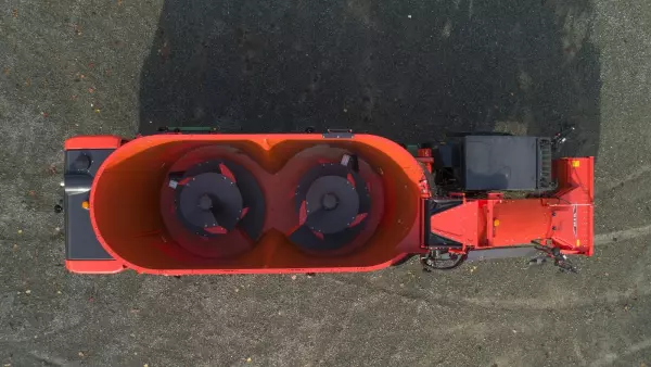 A KUHN SPW Intense önjáró takarmánykeverő-kiosztó kocsi keverőcsigák fordulatszámának fülkéből történő állítása, valamint a keverési idő programozási opciói lehetővé teszik a kezelő számára, hogy az aprítás intenzitását az egyes takarmányadagoknál eltérően szabályozza.