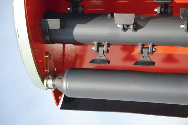 A rotorhoz nagyon közel elhelyezkedő henger, a szármaradványok jobb lebomlása érdekében