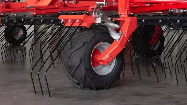 Photo des roues de jauge à profil agraire de la herse étrille TINELINER