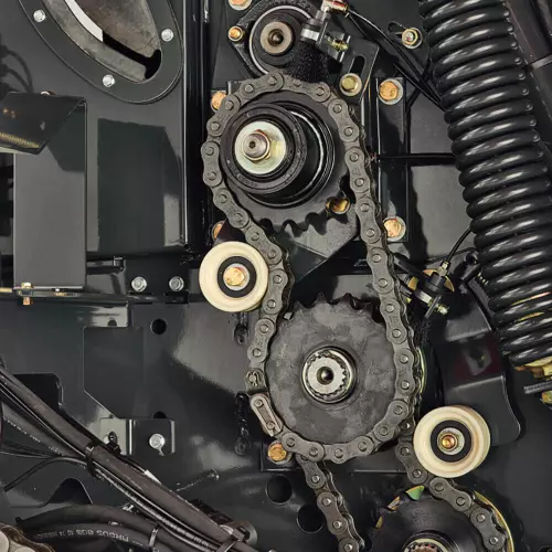 Druga rolka napędowa zabezpiecza obrót beli.