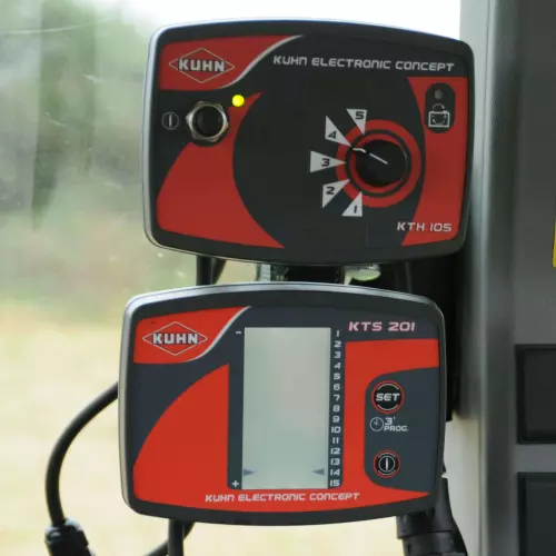 A KTH funkcióválasztó a gép hidraulikus funkcióinak kezelésére szolgál Leegyszerűsíti az általános használatot, és kényelmes munkakörnyezetet biztosít a fülkéből.