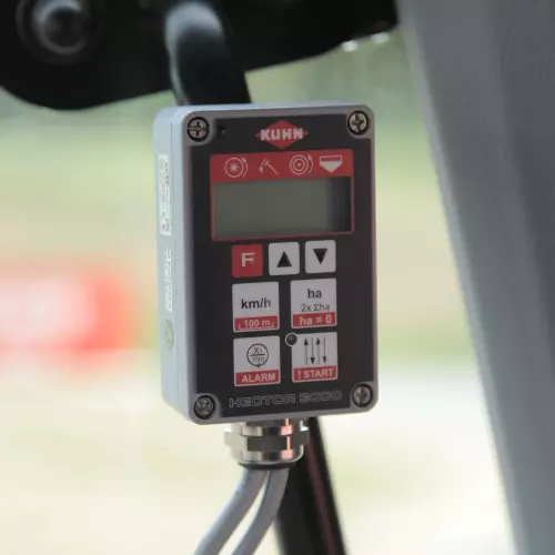 A HECTOR 3000 elektronikus vezérlőegység felügyeli a vetési és művelőút-kialakítási funkciókat a PREMIA vetőgépeken