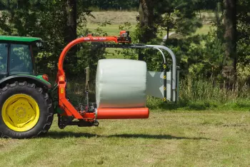 A függesztett kialakítása biztosítja, hogy a tömegközéppont a traktorhoz közel legyen.