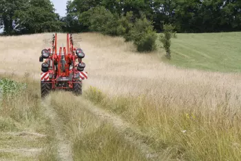 Közúti vonuláskor az egyrotoros gépekkel ellentétben ennél a típusnál nincs szükség a fogtartó karok leszerelésére.