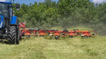 A GSC-rendszernek köszönhetően a GF 13003 T rendterítő rotorjai tökéletesen követik a talajfelszínt.