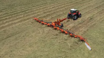 GF 15003 T típusú rendterítő munka közben egy táblán