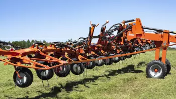 A GF 17003 T rendterítő HLC rendszerével probléma nélkül haladhat át az árkokon és végezhet nehezebb manővereket