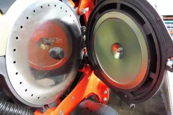 A MAXIMA 3 és a KOSMA vetőgépek kiemelkedő vetési pontossága az optimális magkiválasztás eredménye.